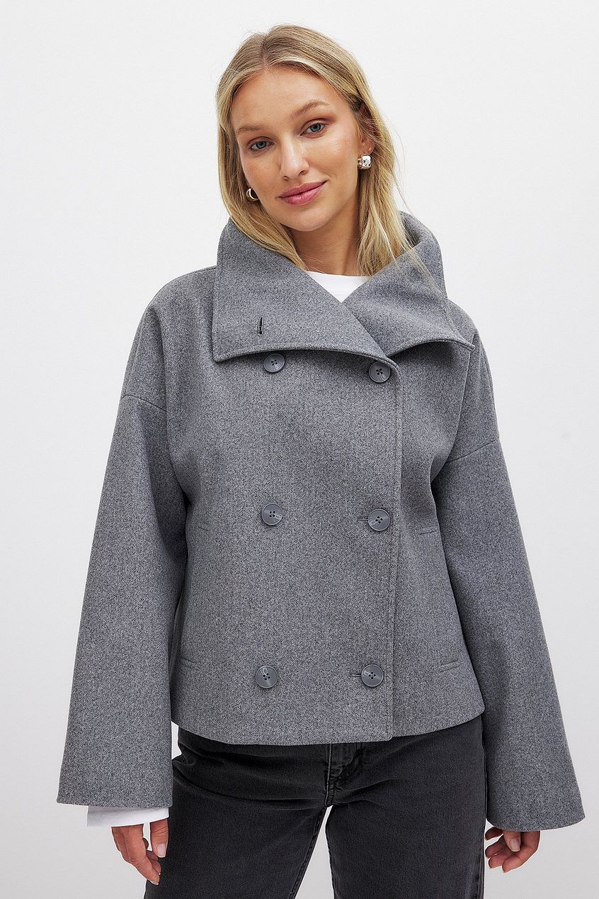 Women's cropped double-breasted jacket with wide lapels and long sleeves