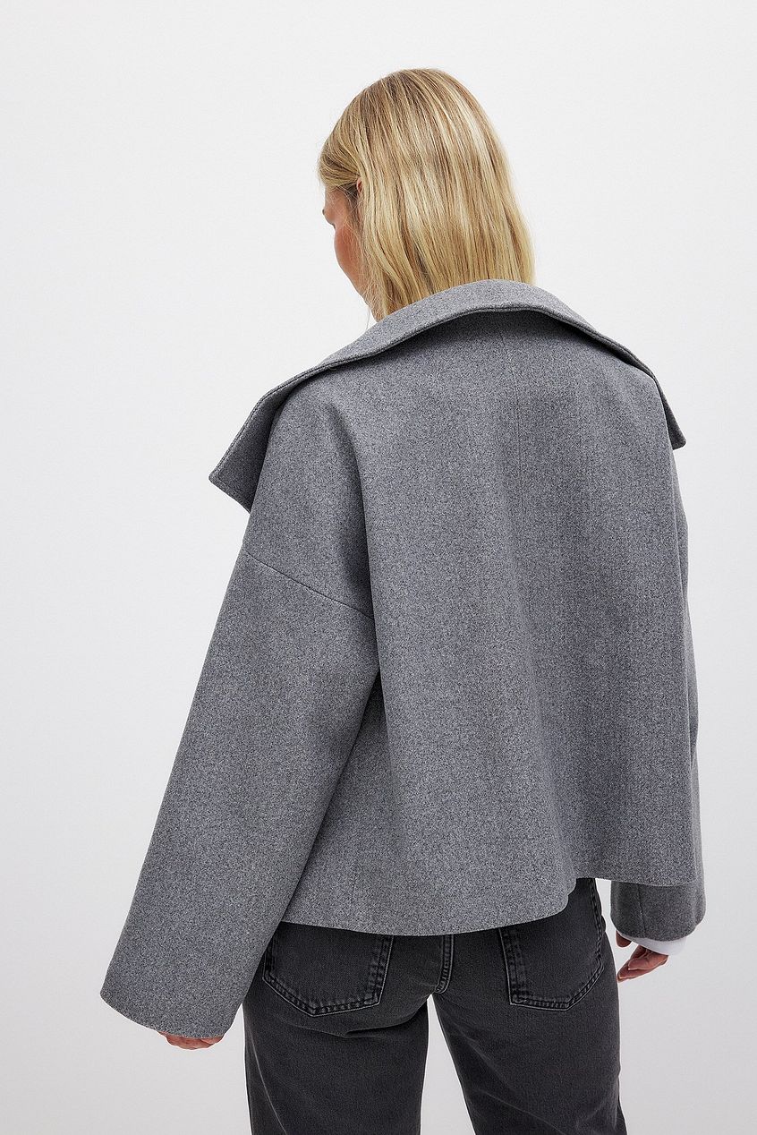 Women's cropped double-breasted jacket with wide lapels and long sleeves