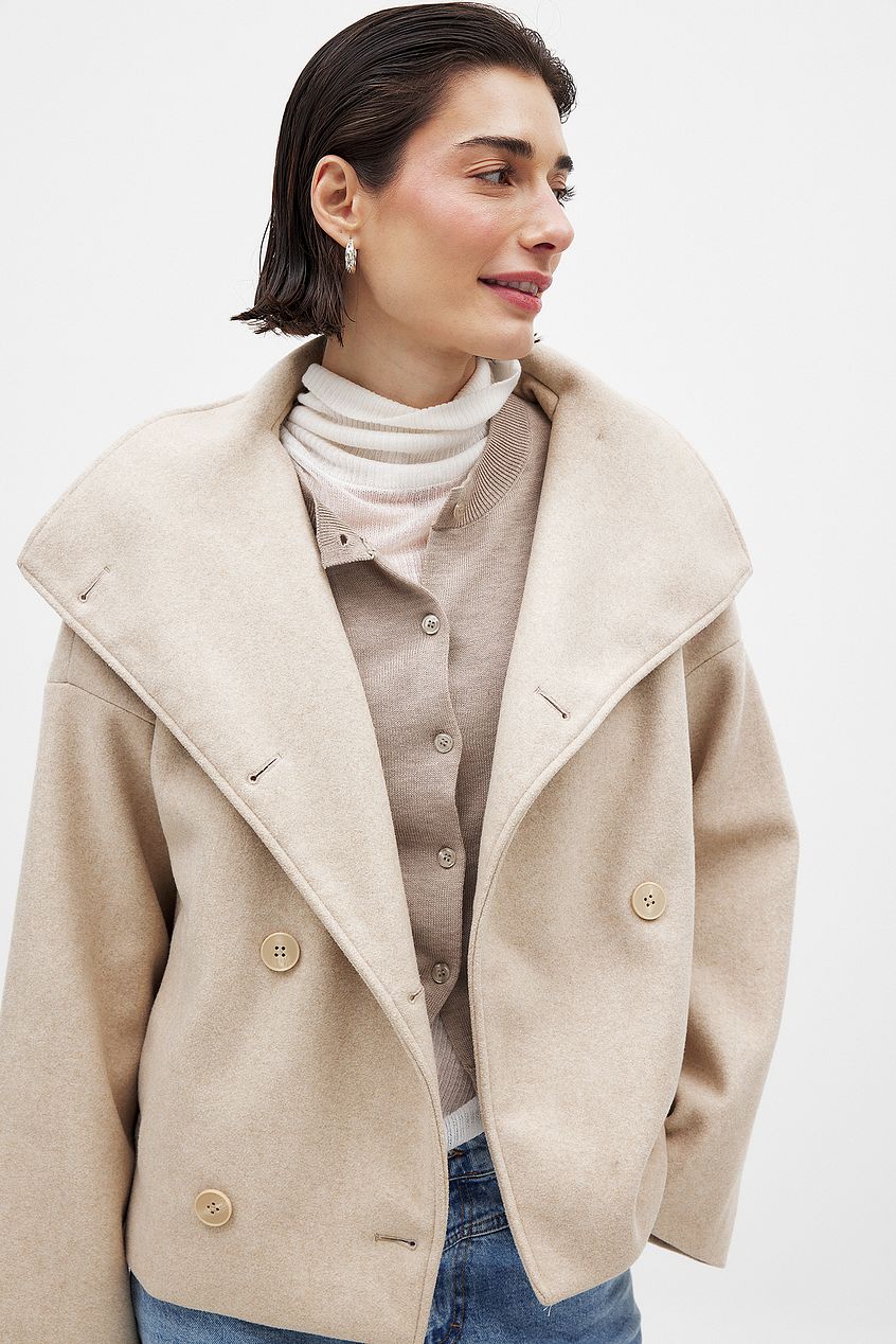Women's cropped double-breasted jacket with wide lapels and long sleeves