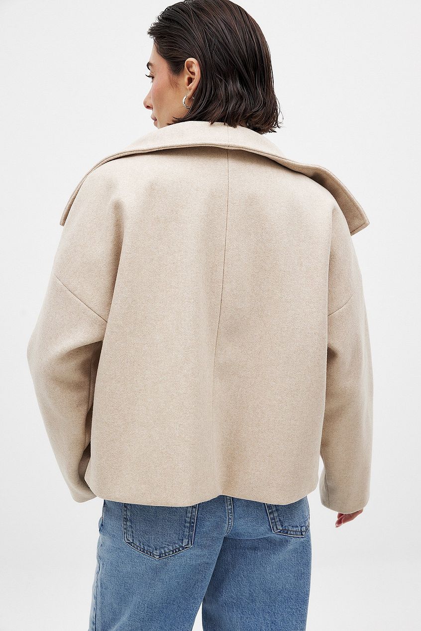 Women's cropped double-breasted jacket with wide lapels and long sleeves