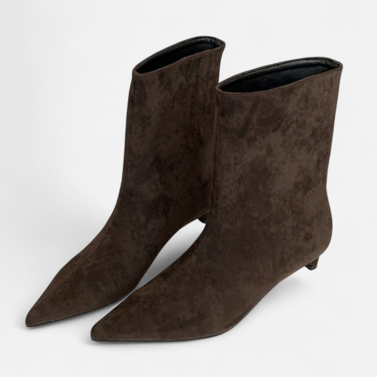 Women's pointed-toe ankle boots with low heels and pull-on shafts