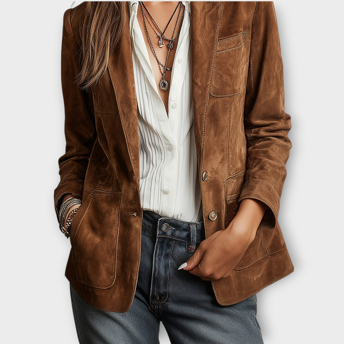 Women's vintage blazer with notched lapels, long sleeves and patch pockets