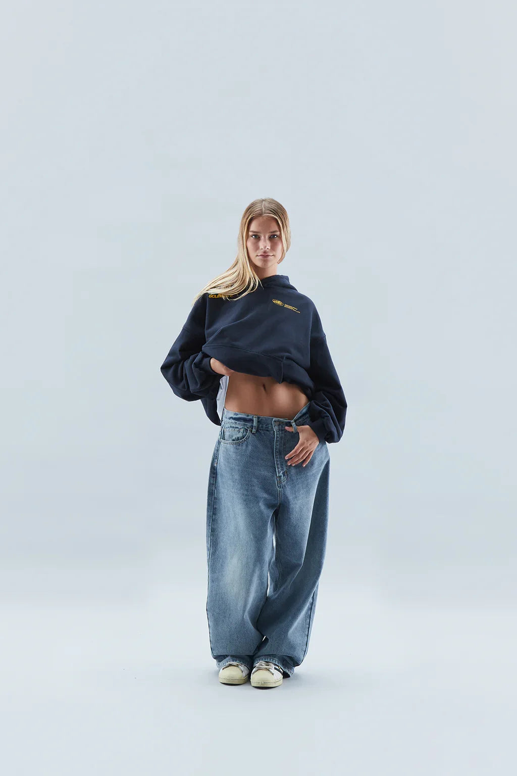 Women's cropped hooded hoodie with long sleeves and front pouch pocket
