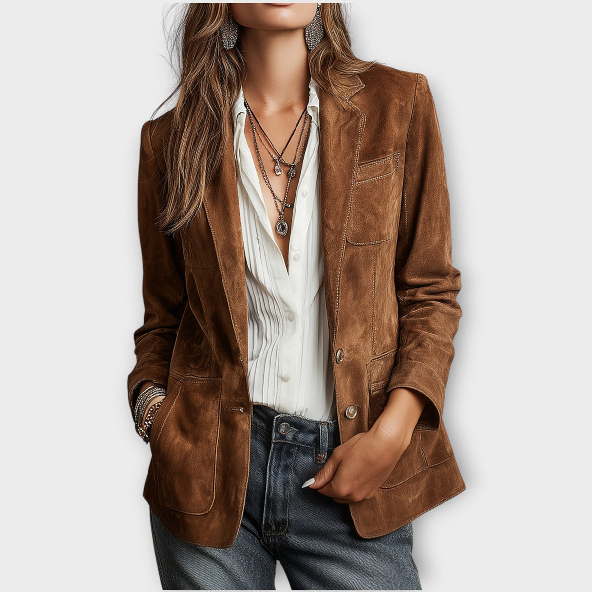 Women's vintage blazer with notched lapels, long sleeves and patch pockets