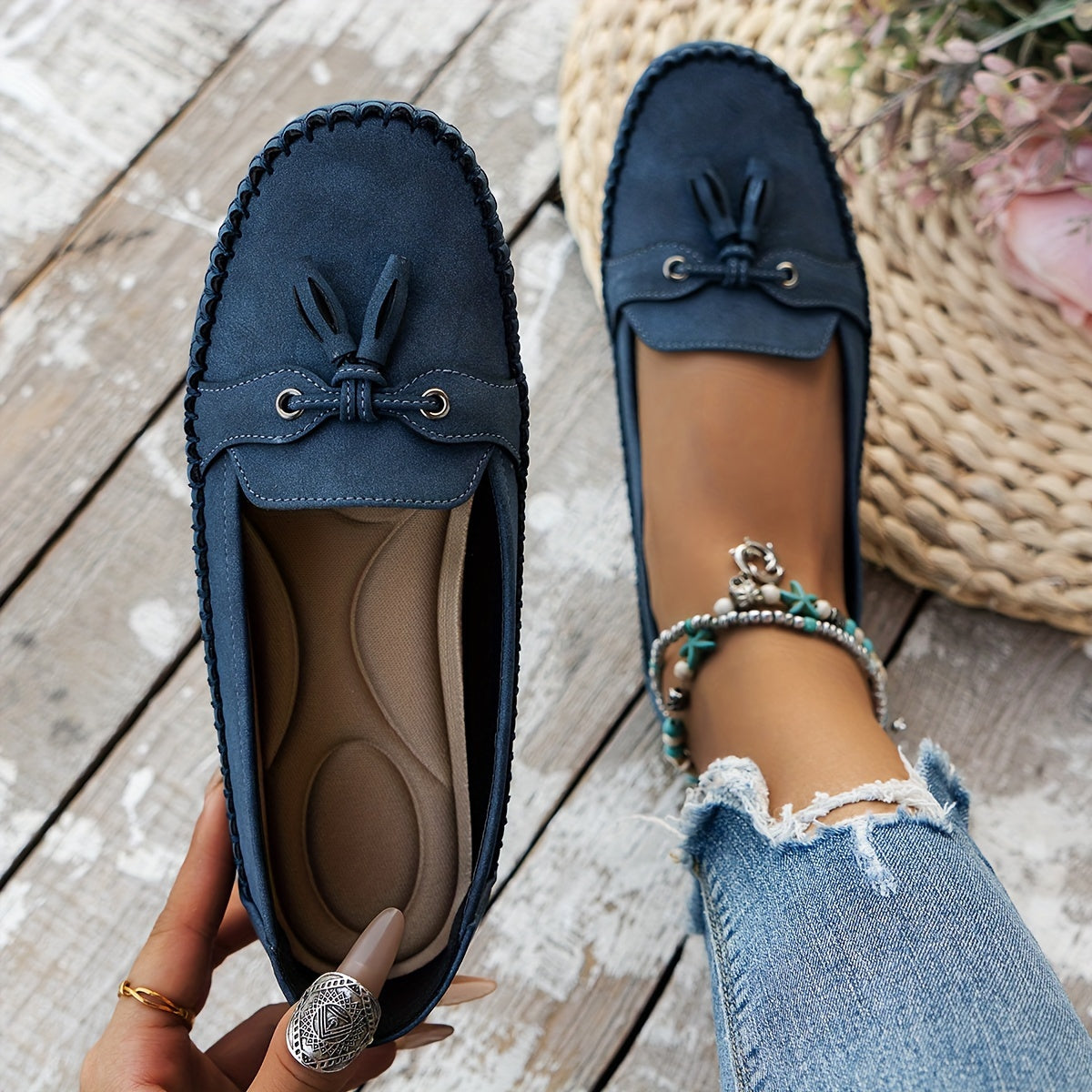Women's flat loafers with front tassels, decorative lacing and stitched edging