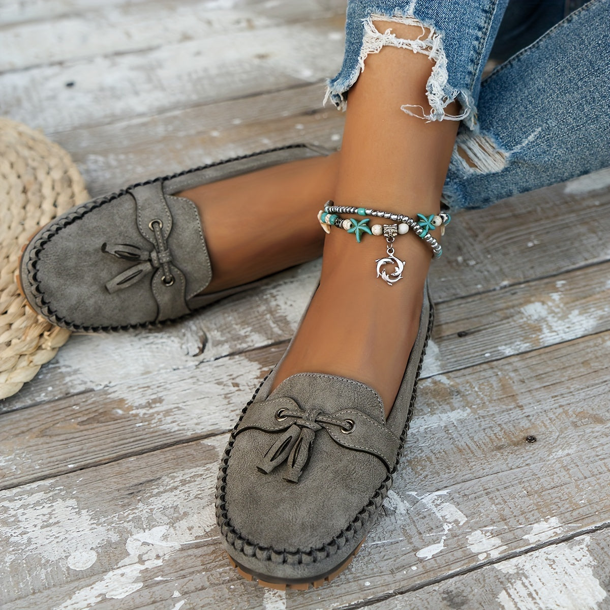 Women's flat loafers with front tassels, decorative lacing and stitched edging