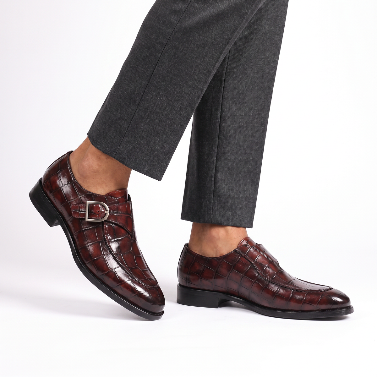 Men's glossy crocodile-texture buckle loafers with low heels