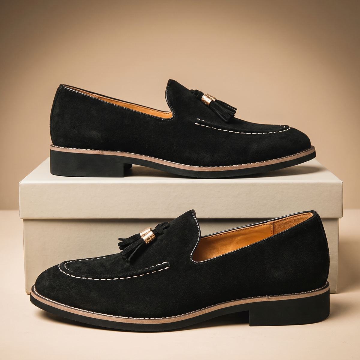 Men's tassel loafers with contrast stitching and low heels