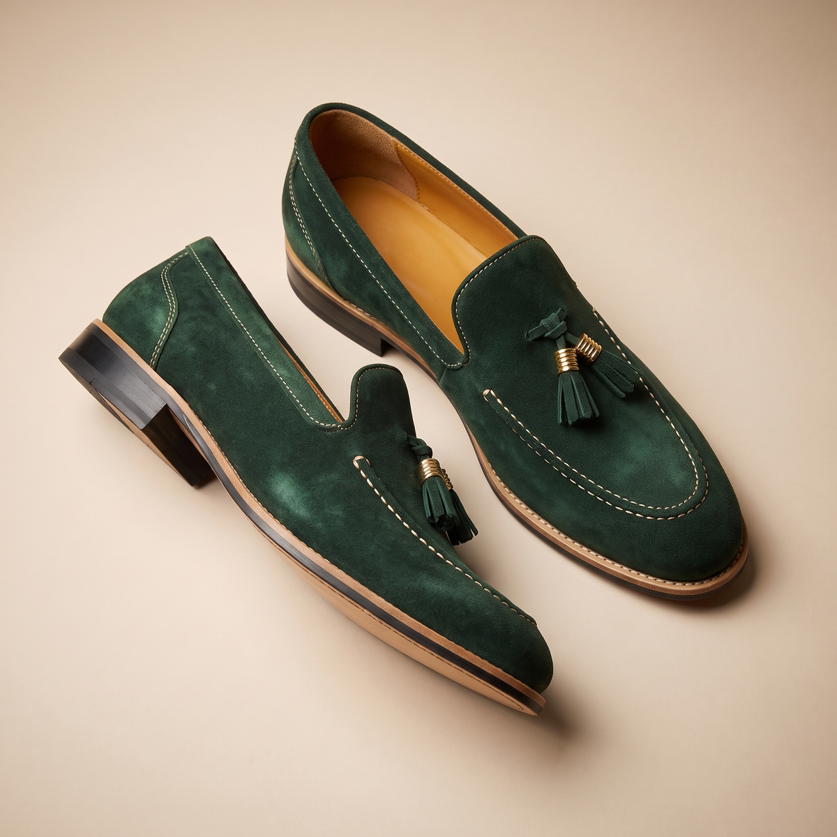Men's tassel loafers with contrast stitching and low heels
