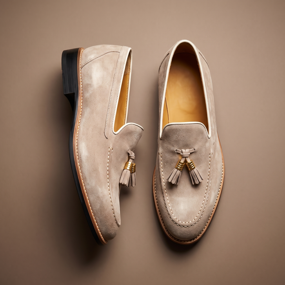 Men's tassel loafers with contrast stitching and low heels