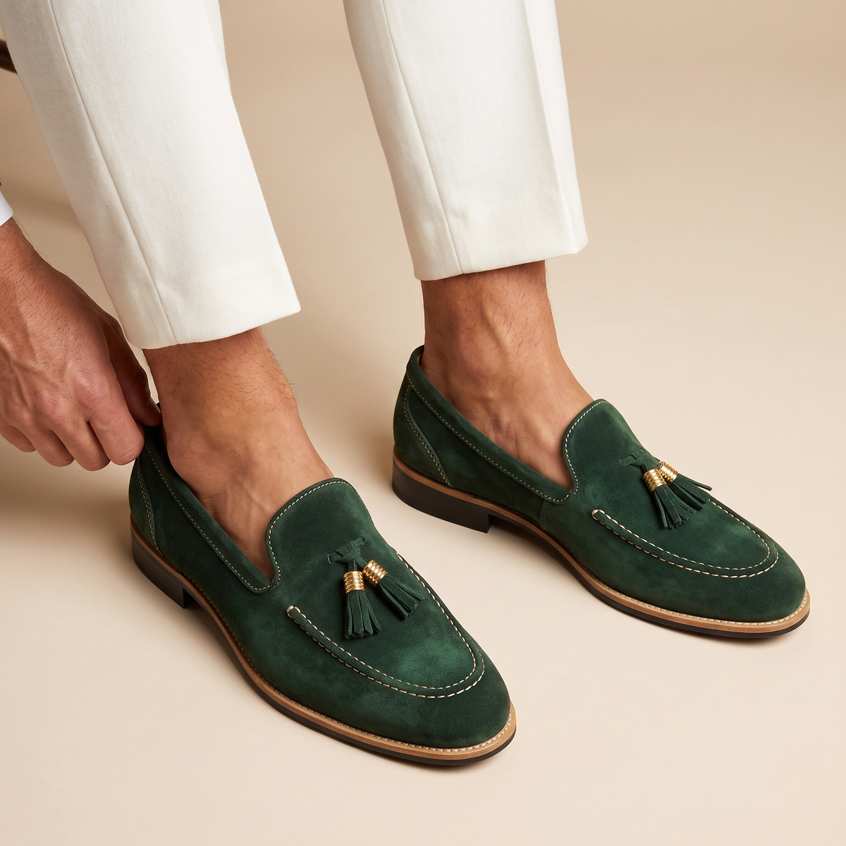 Men's tassel loafers with contrast stitching and low heels