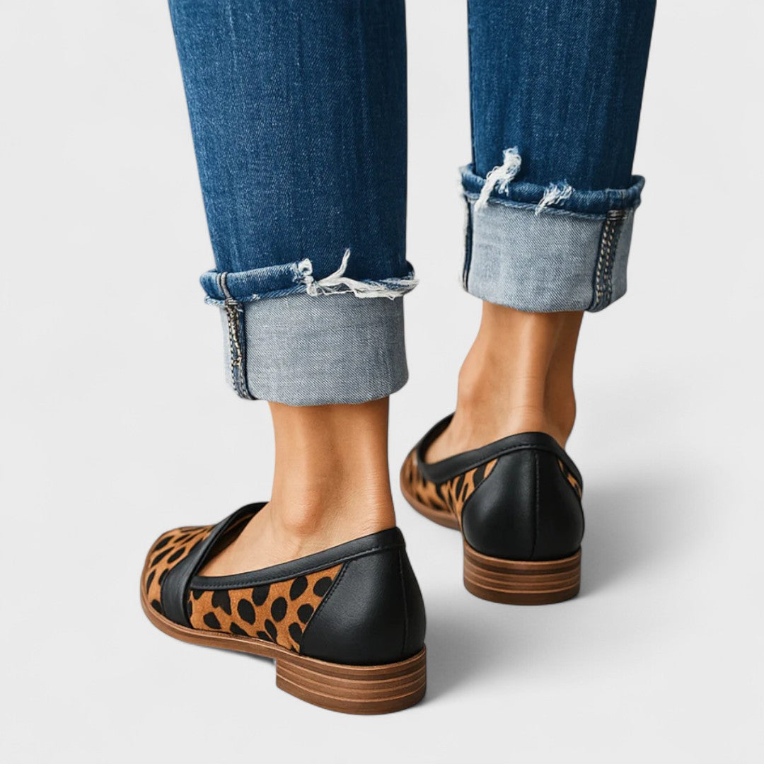 Women's pointed loafers with penny strap and low heel