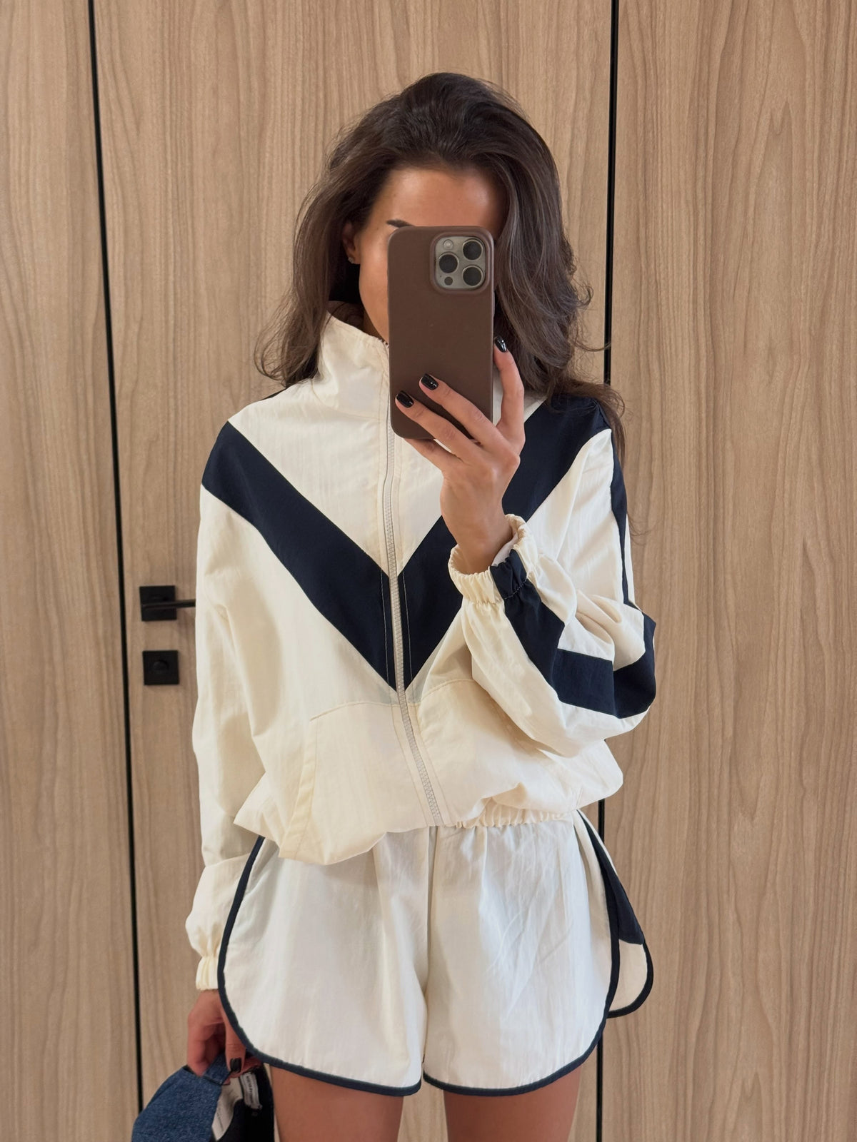Women's chevron windbreaker jacket with hood and front zip