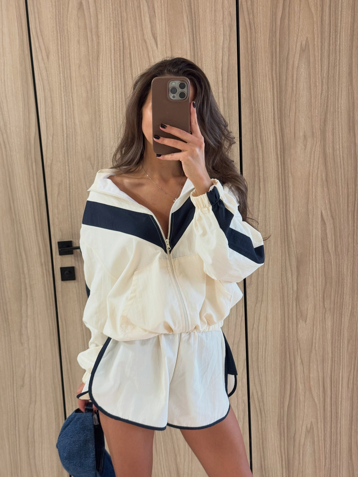 Women's chevron windbreaker jacket with hood and front zip