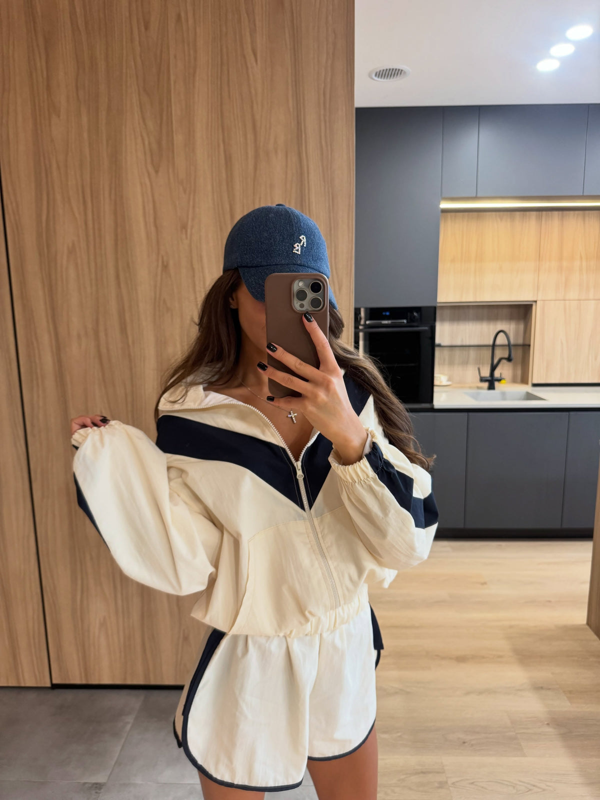 Women's chevron windbreaker jacket with hood and front zip