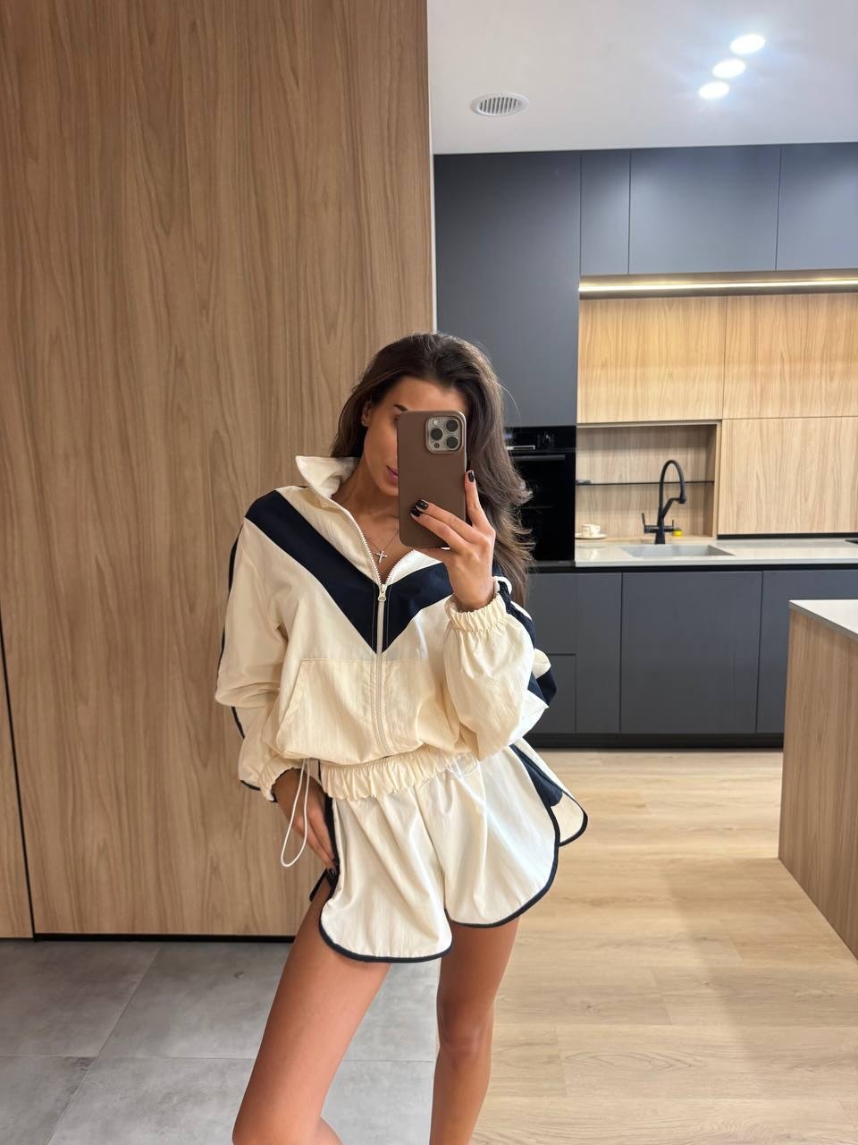 Women's chevron windbreaker jacket with hood and front zip