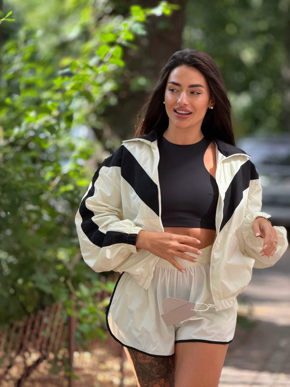 Women's chevron windbreaker jacket with hood and front zip