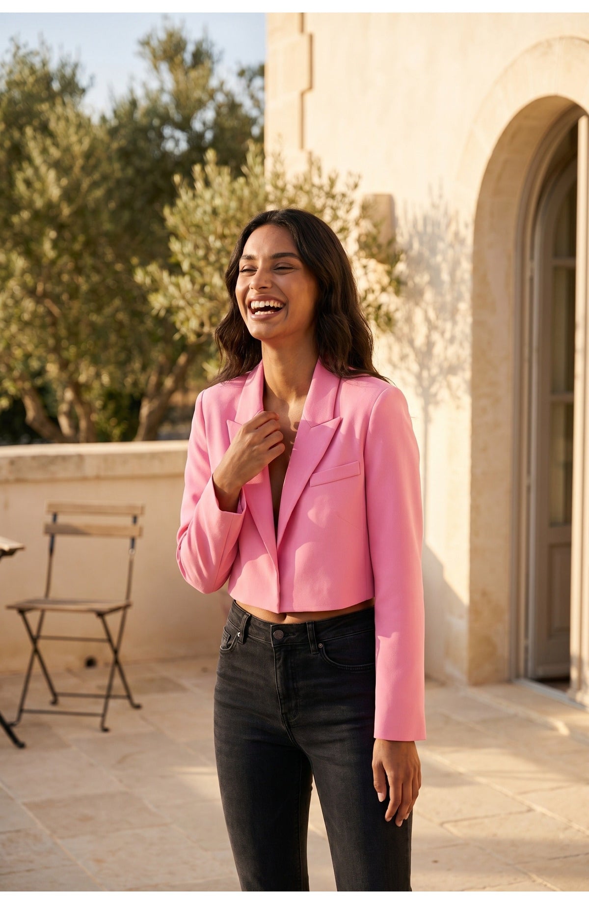 Women's cropped blazer with notched lapels and long sleeves