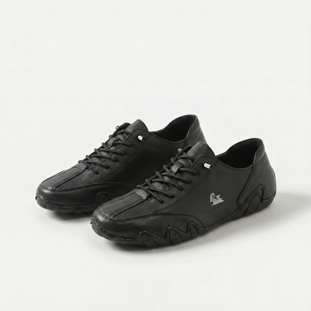 Women's low-profile lace-up trainers with rounded toes and stitched panels