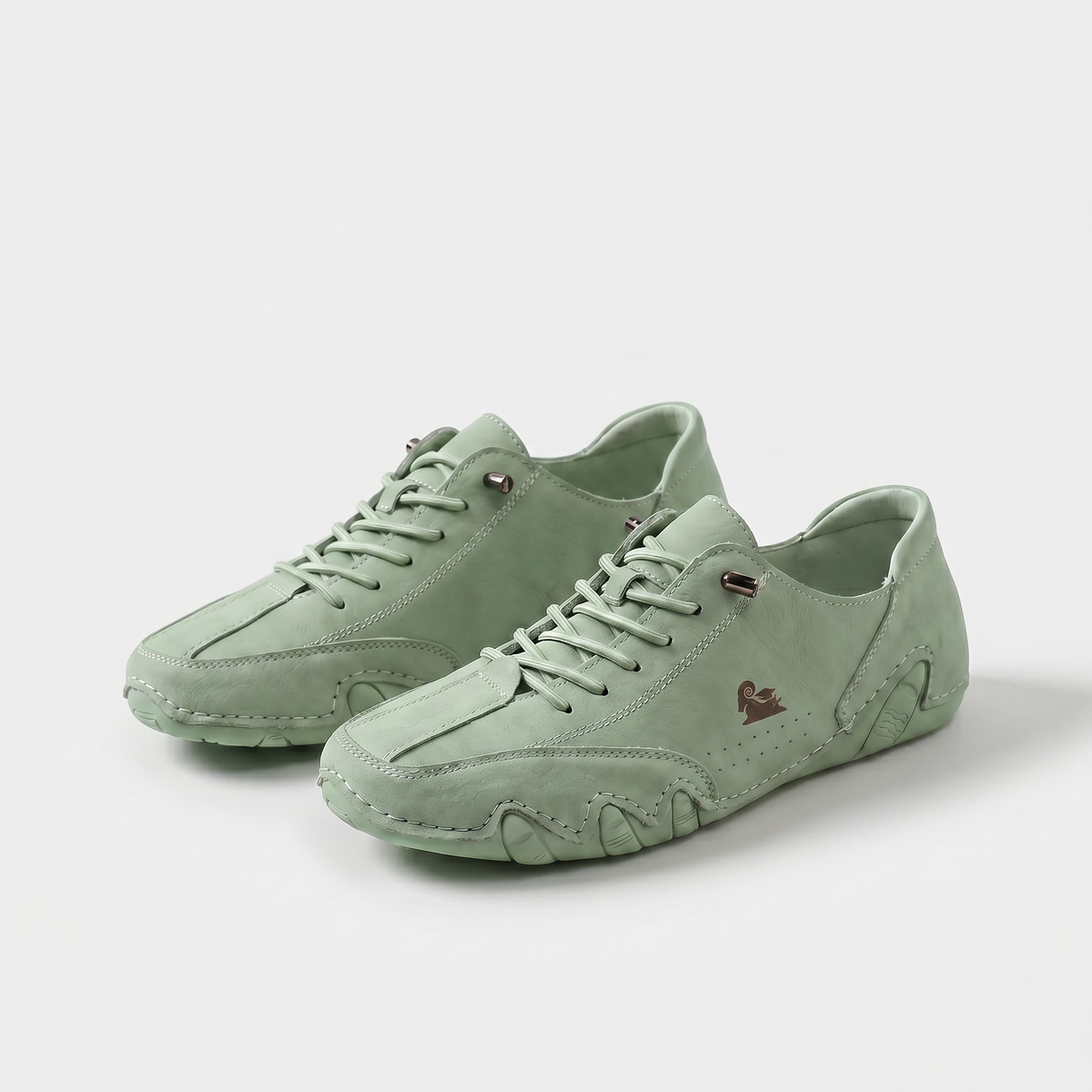 Women's low-profile lace-up trainers with rounded toes and stitched panels