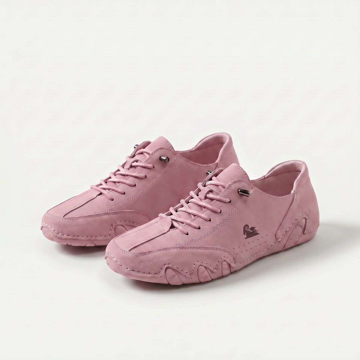 Women's low-profile lace-up trainers with rounded toes and stitched panels
