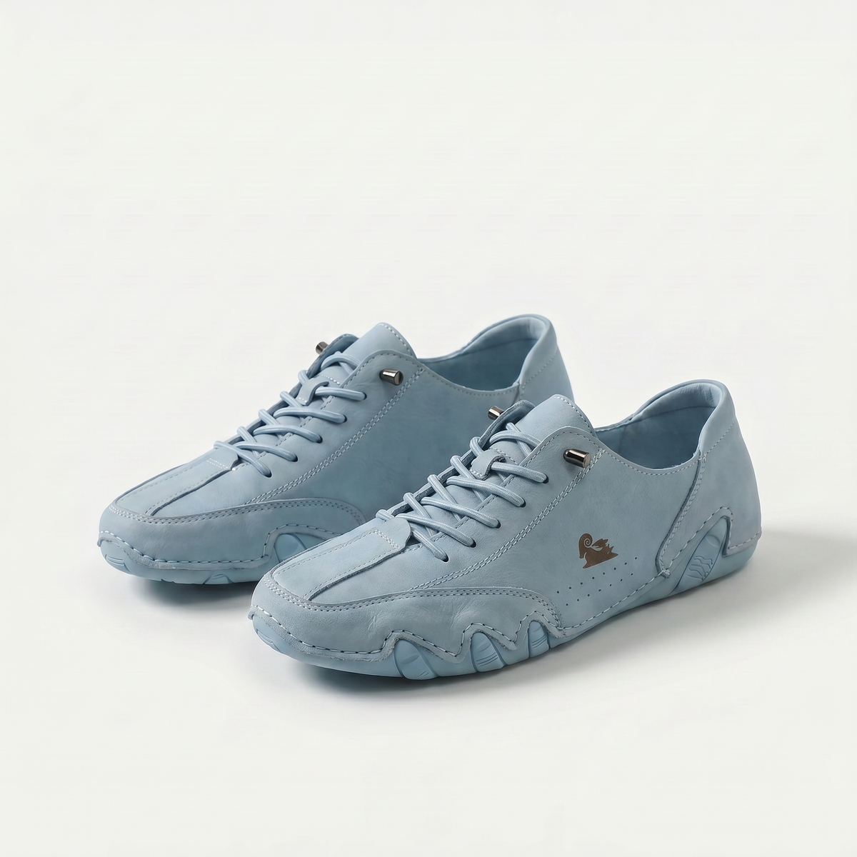 Women's low-profile lace-up trainers with rounded toes and stitched panels