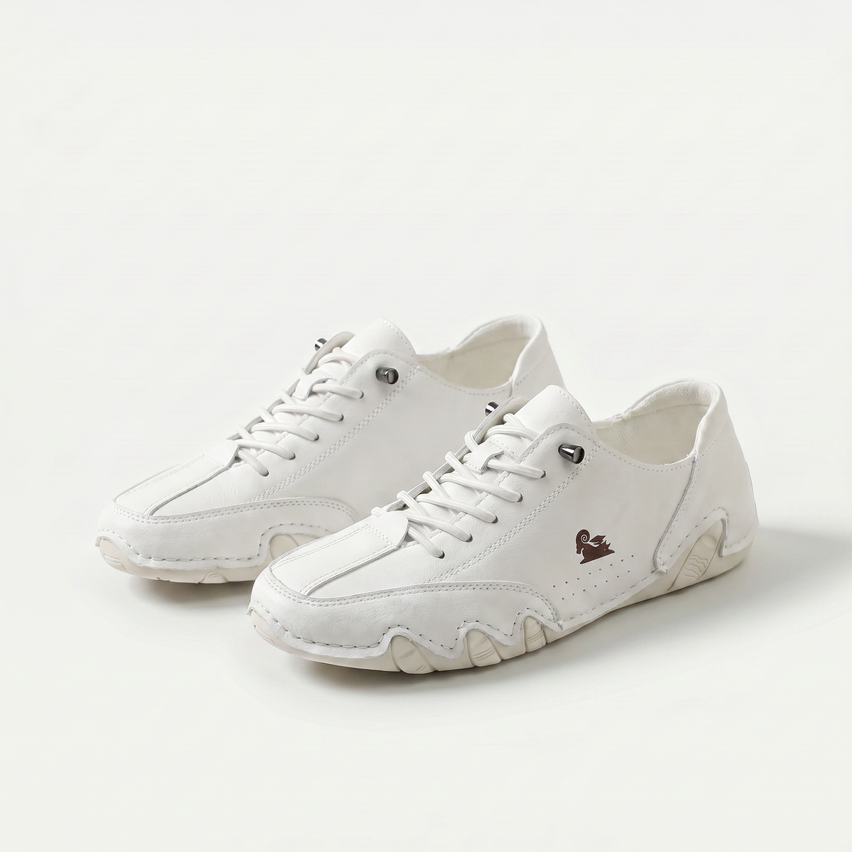 Women's low-profile lace-up trainers with rounded toes and stitched panels