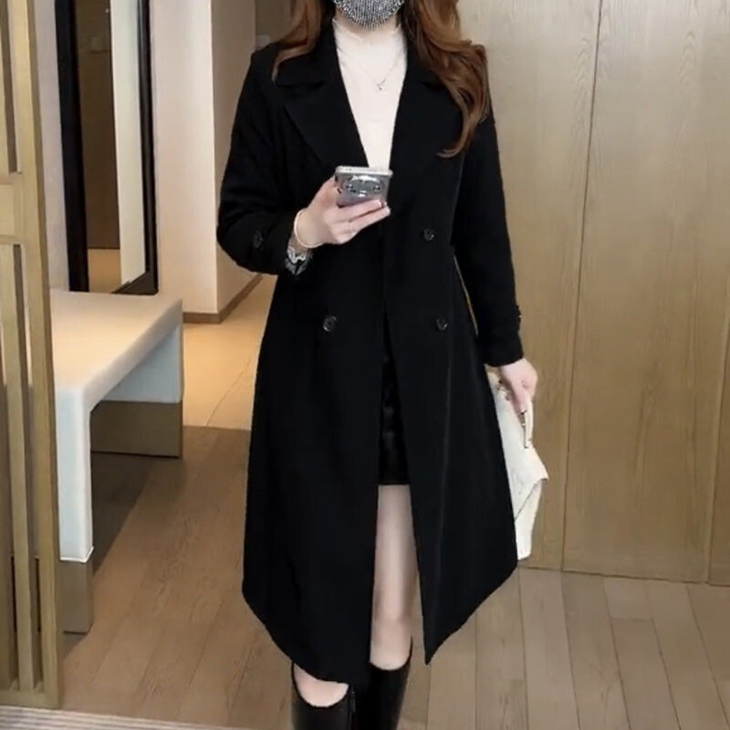 Women's long double-breasted coat with lapel collar and button fastening