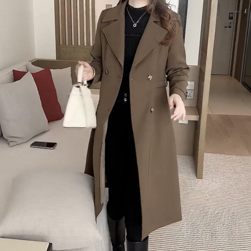 Women's long double-breasted coat with lapel collar and button fastening