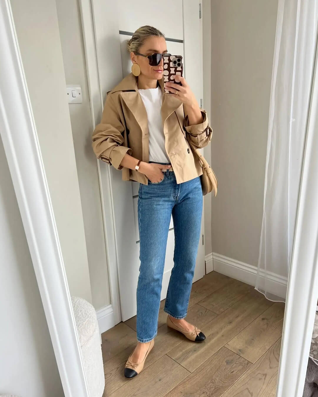 Women's cropped double-breasted trench coat with notched lapels and long sleeves