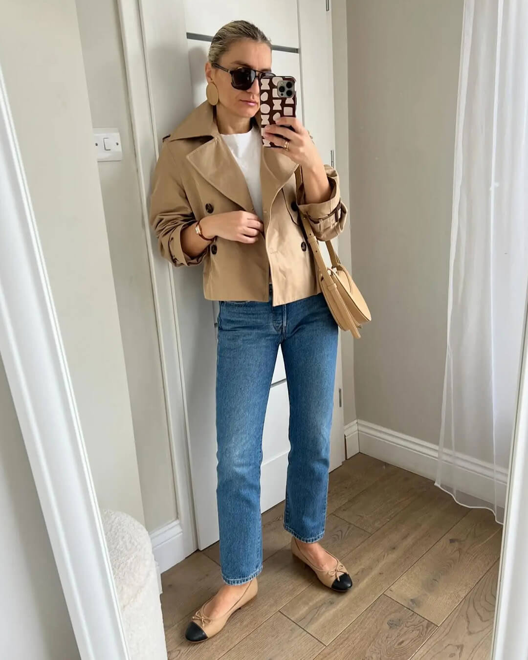 Women's cropped double-breasted trench coat with notched lapels and long sleeves