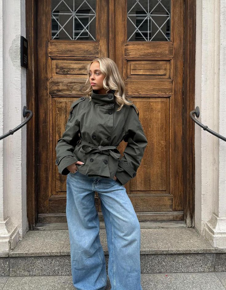 Women's cropped trench coat with stand collar, buttons and tie belt