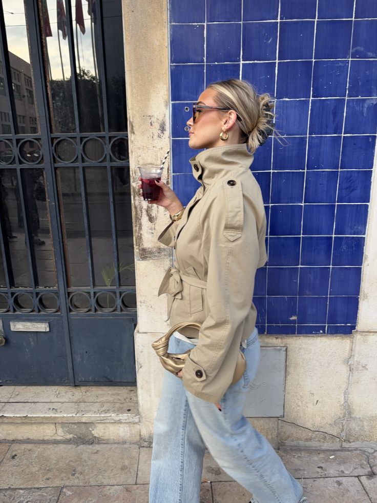 Women's cropped trench coat with stand collar, buttons and tie belt