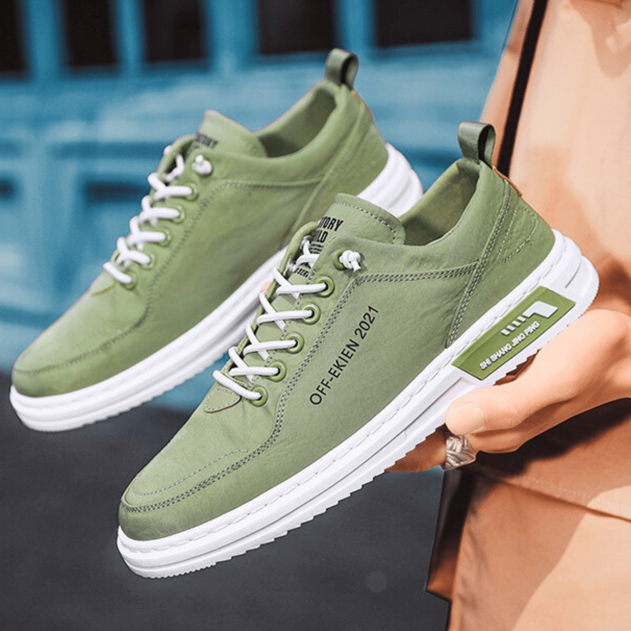 Men's low-top lace-up sneakers with stitched panels, round toes and contrasting white soles