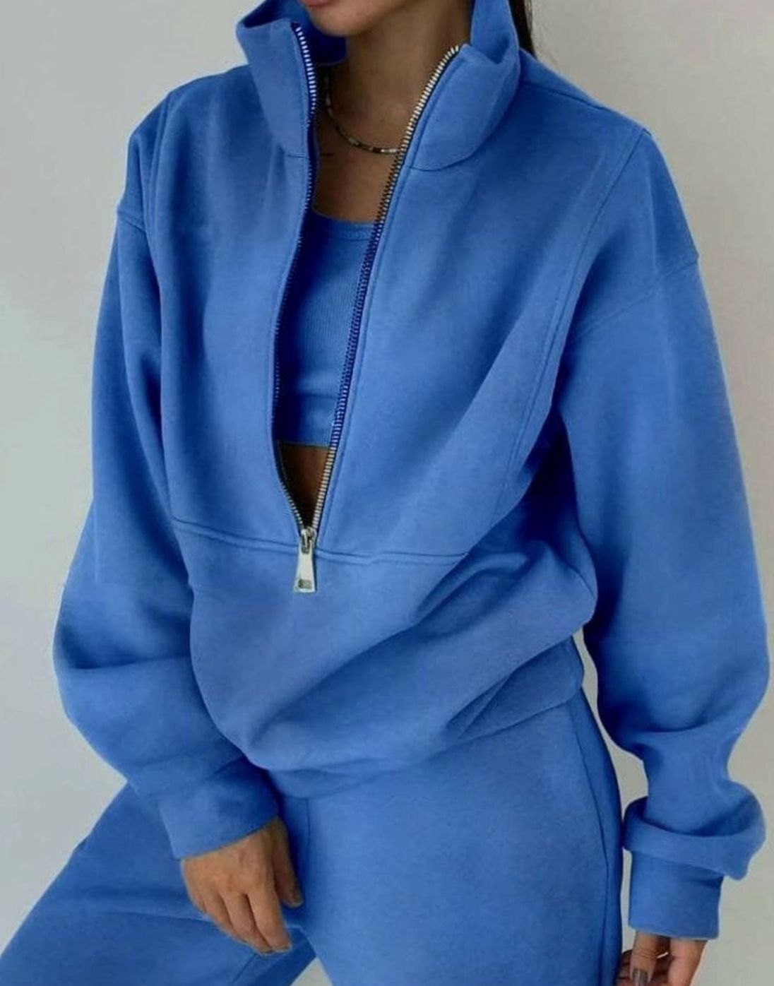 Women's cropped sweatshirt and trousers tracksuit set with raised neck and front zip