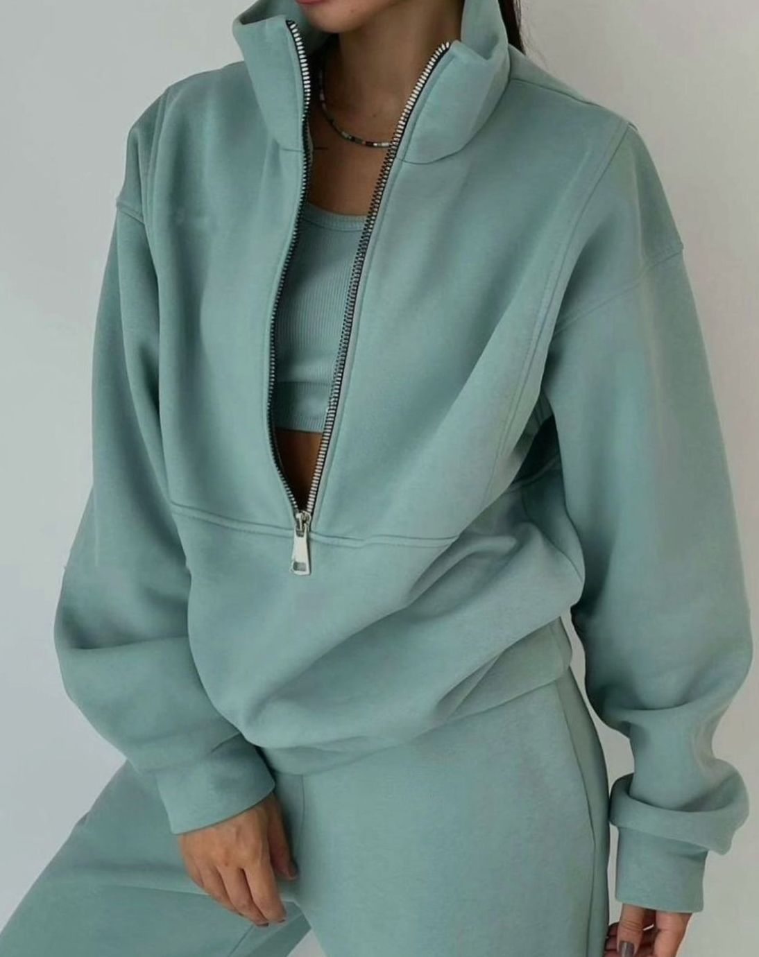 Women's cropped sweatshirt and trousers tracksuit set with raised neck and front zip